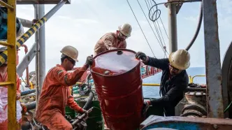 شوک نفتی جنگ آمریکا و ایران به این کشور/ درخواست دولت برای کاهش رانندگی؟