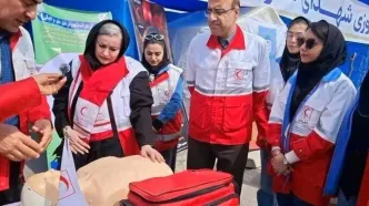 حضور دسته جمعی هنرمندان کنار اعضای جمعیت هلال احمر