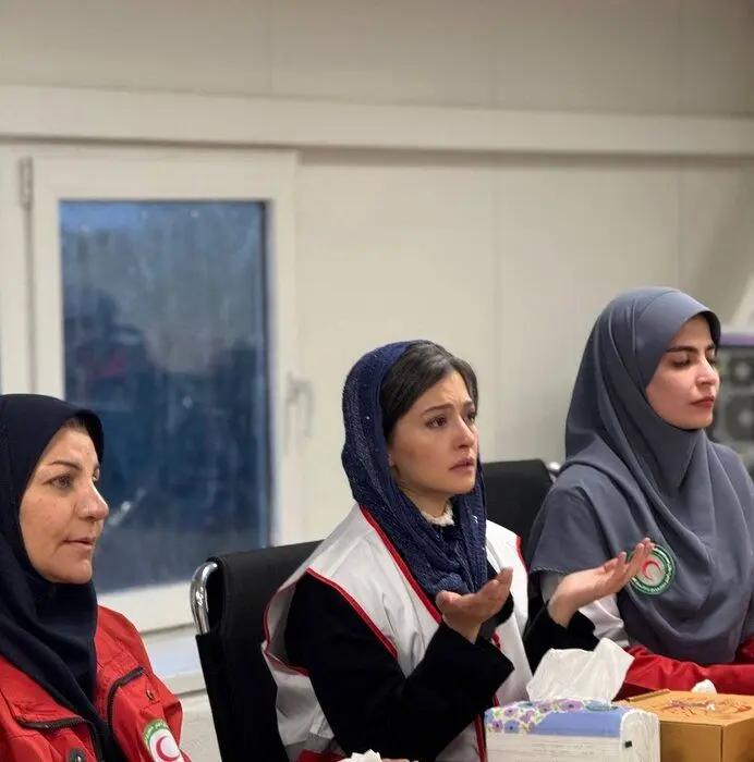 حضور بازیگر معروف زن سینما در میان اعضای هلال احمر + عکس