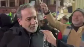 حضور عراقچی در تجمع خیابانی شب ۱۲ فروردین