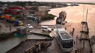 فیلم لحظه سقوط اتوبوس به رودخانه پادما در بنگلادش / ۱۸ کشته