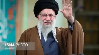 تصویری از آخرین نماز عید فطر به امامت رهبر شهید