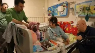 جناب خان  به ملاقات کودکان جنگ زده رفت