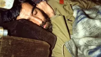 تصویری قدیمی از رهبر شهید انقلاب هنگام استراحت