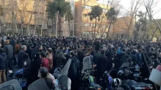 تصاویری از تجمع مردم تهران در خیابان انقلاب