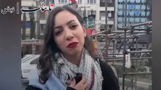 تصاویر دختر بی‌حجاب و روحانی در کنار هم در راهپیمایی