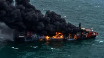 یک کشتی باری در تنگه هرمز آتش گرفت