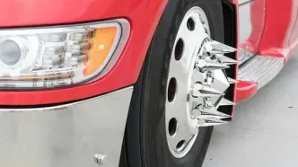 میخ‌های کرومی روی چرخ کامیون‌ها چیست؟