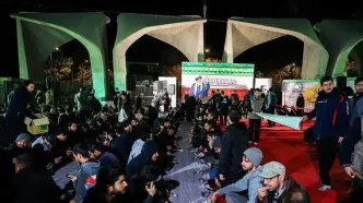 افطاری جمعی از مردم مقابل دانشگاه تهران + عکس