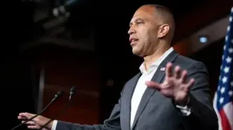 رهبر دموکرات‌های مجلس نمایندگان آمریکا: دولت ترامپ توضیحی برای جنگ با ایران ندارد