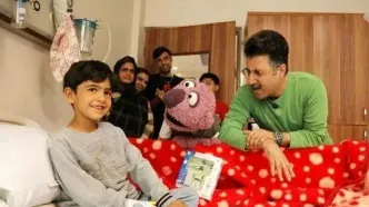 عیادت جناب‌خان از کودکان مجروح جنگ