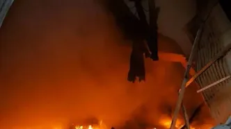 مهار آتش‌سوزی گسترده در پارکینگ طبقاتی طالقانی اهواز