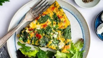 طرز تهیه کوکو سیب زمینی و اسفناج؛ شام فوری و مقوی