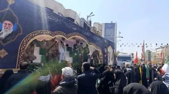 حضور گسترده مردم در تشییع شهدا / پیکر شهدای ناوشکن دنا وارد میدان انقلاب شدند