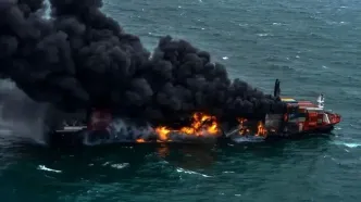 یک کشتی باری در تنگه هرمز آتش گرفت