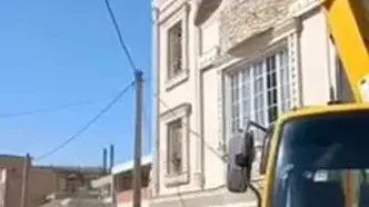 لحظات خارج کردن بمب یک تنی عمل نکرده از منزل شخصی یک شهروند کوهدشتی + ویدئو