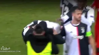 ویدیو| خشم رونالدو در مواجهه با خشونت؛ درگیری ستاره‌های فوتبال با هواداران!