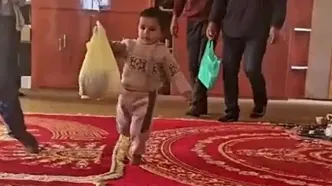 اهدای قلک یک کودک کشمیری به آسیب‌دیدگان جنگ در ایران