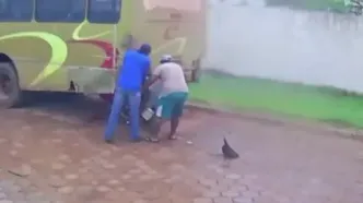 تصادف شدید یک موتورسوار با اتوبوس پارک‌شده