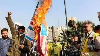 بنر نصب شده در مرکز تهران جلب توجه کرد