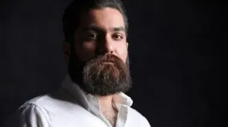 علی زندوکیلی روی خط راه آهن برای وطن خواند+ ویدئو