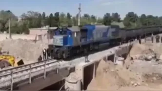 عبور اولین قطار از روی پل راه‌آهن یحیی‌آباد پس از بازسازی