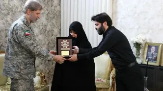 اهدای نشان فداکاری به خانواده سپهبد موسوی