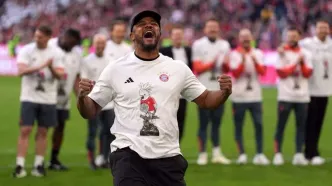 پیام‌های صریح هواداران بایرن مونیخ در شب جشن قهرمانی