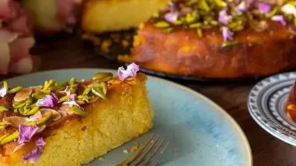 طرز تهیه کیک ماست زعفرانی؛ یک عصرانه جذاب