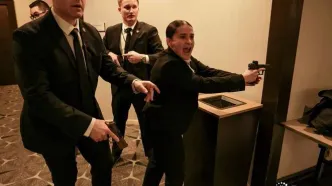 شلیک گلوله در ضیافت شام خبرنگاران کاخ سفید / ترامپ گریخت! / فریاد تیم‌امنیتی: سرتان را پایین بیاورید! / ترامپ دقایقی پس از حادثه: شب بسیار خوبی بود! / ویدئو