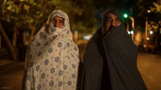 پژمان جمشیدی و بیژن بنفشه‌خواه با چادر رنگی گلدار، می‌فروشند