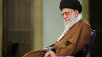 انتشار برای نخستین بار؛ تصویری از رهبر شهید در دفتر کار امور نظامی فرماندهی کل قوا