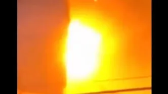 تصاویر دلهره‌آور از حرکت تانکر شعله‌ور در خیابان‌!