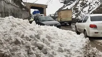 فیلم بارش برف و باران در محور کرج کندوان؛ برف‌ روبی و نمک‌ پاشی راهداران در تونل کندوان