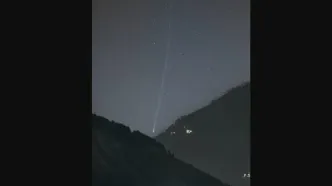 عکس روز ناسا از یک دنباله‌دار بر فراز هیمالیا