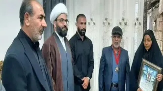 قهرمان کشتی آزاد مدال خود را خانواده شهید پاپی اهدا کرد