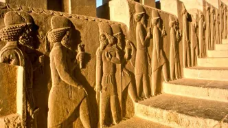 جنگ با خردمندان آسان‌تر است از حلوا خوردن با بی‌خردان