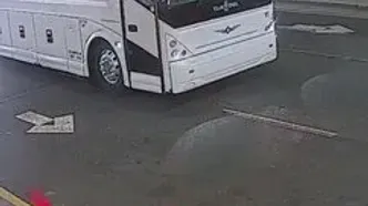 برخورد وحشتناک اتوبوس با مانع ارتفاع