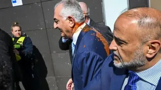 تصاویری از حمله به رضا پهلوی با سس قرمز + عکس