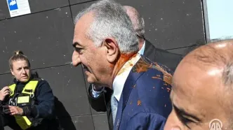 حمله به رضا پهلوی در برلین با سس گوجه +عکس