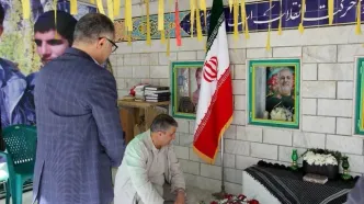 ادای احترام رییس سازمان انرژی اتمی ایران به مقام شهدا با حضور در روستای خنداب