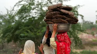 تصاویر؛ اختلال در تنگه هرمز و روی آوردن زنان هندی به سوزاندن فضولات