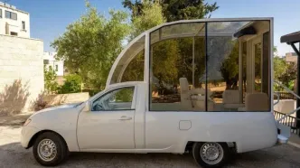 خودروی اهدایی پاپ یکسال پس از مرگش هنوز به غزه نرسیده!