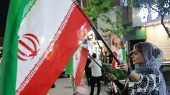 تذکر پلاکاردی به زنان بدون حجاب در تجمعات شبانه