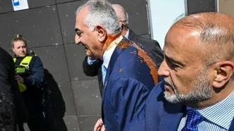 رضا پهلوی در یک تجمع، در مکعب شیشه‌ای سخنرانی کرد/ ویدئو