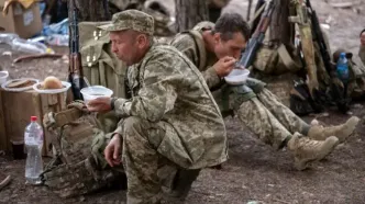 گرسنگی نیروهای اوکراینی در خط مقدم+ تصاویر