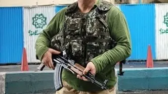 عباس جدیدی با کلاشینکف و جلیقه جنگی در خیابان‌های تهران به دنبال شکار دشمن/ تصویر