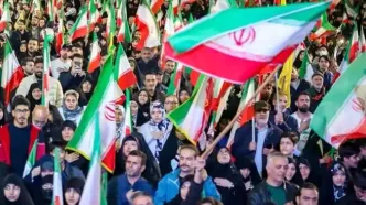 پلاکارد معنادار در تجمع شبانه در میدان انقلاب