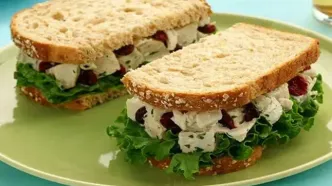 طرز تهیه ساندویچ سالاد مرغ؛ غذای محبوب بچه‌ها