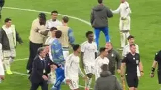 ویدئو: اخراج جنجالی آردا گولر و هجوم اعتراض‌آمیز رئالی‌ها به داور در پایان مسابقه